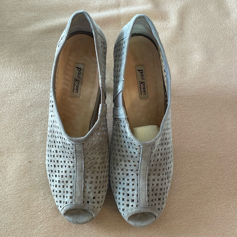 Paul Green Taupe booties w a nice platform and heel